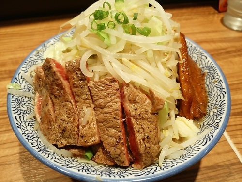 「ミニラーメン牛ステーキ　ヤサイマシニンニク」@ラーメン燈郎の写真