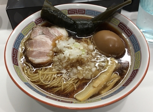 「正油ラーメン＋煮玉子＋煮コンブ＋白めし」@煮干鰮豚骨らーめん 嘉饌の写真