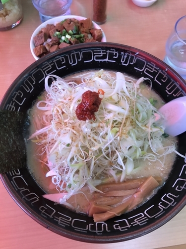 「白みそネギラーメン➕麺固め➕半チャーシュー丼」@らーめん ゆうきや 総本店の写真