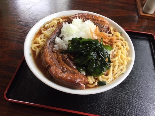 「原始人かぶりつき骨付チャーシュー麺 1000円」@福のじの写真