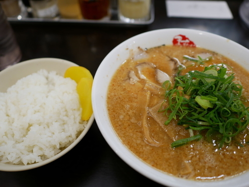 「ラーメン 麺硬め＋油多目＋辛いの多目＋ライス普通」@京都銀閣寺 ますたにラーメン 日本橋本店の写真