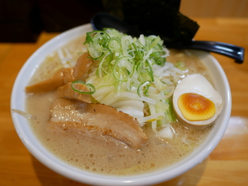 「濃厚とんこつ醤油 特盛 麺硬め＋味濃いめ＋油多目」@らーめん つけ麺 春樹 日暮里店の写真