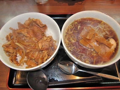 「豚丼　500円（ランチ）と半ラーメン　300円」@中華ダイニング いい田の写真