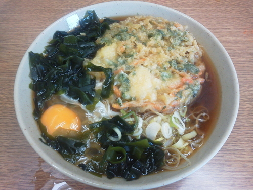 「天ぷらそば420+わかめ80+玉子=500円」@都そば 京成高砂駅店の写真