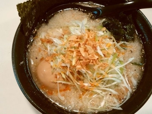 「塩らーめん＋ねぎ＋味玉（鬼もり背脂）」@らーめん 司の写真