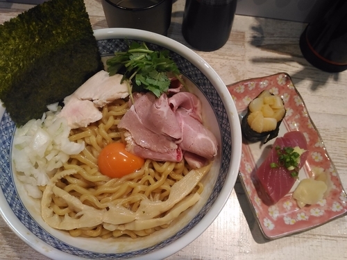 「まぜそば＋本日の握り」@中華そば 四つ葉の写真