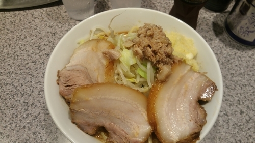 「ラーメン中盛り　豚増し」@ラーメン宮郎の写真