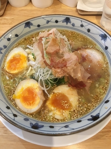 「うめしおらーめん + 味付たまご」@らーめん天神下 大喜の写真
