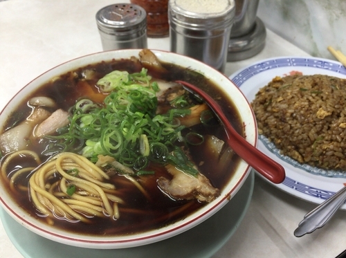 「中華そば並 700円、ヤキメシ 500円」@新福菜館 本店の写真