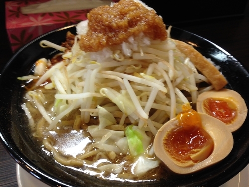 「ガジ辛しょうゆ￥８００+麺４００ｇ￥１００+味玉￥１００」@ラーメン ガジロー 岐阜支店の写真