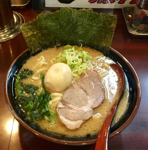 「家系ラーメン+味玉」@極旨家の写真