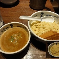 濃厚つけ麺　880円　特盛550ｇ