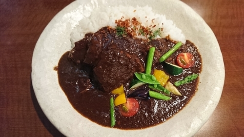 「（限定）厚切り牛たんとごろごろ夏野菜のカレー　２０００円　※」@ピーア軒の写真