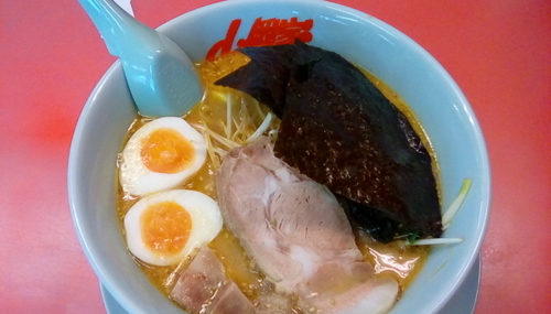 「特製味噌ネギラーメン＋味付けたまご＋チャーシュー2枚」@ラーメン山岡家 浜松薬師店の写真