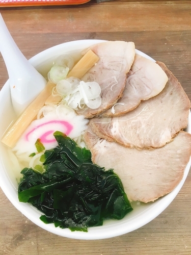 「塩らあめん、チャーシュートッピング」@手打ちらぁめん 足利麺 太田・尾島店の写真