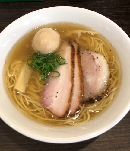 「塩ラーメン 680円 with 味玉 100円」@かしわぎの写真