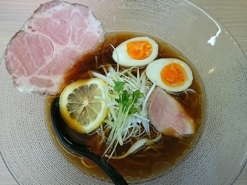 「【限定】いかと煮干の冷たいらーめん 鴨のレアチャーシュー添え」@狼煙 大宮店の写真