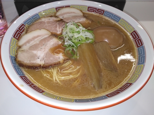 「煮干鰮豚骨らーめん煮卵入り」@煮干鰮豚骨らーめん 嘉饌の写真