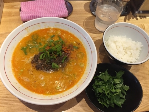 「極撰 担々そばwithパクチー&ひと口ライス」@地球の中華そばの写真