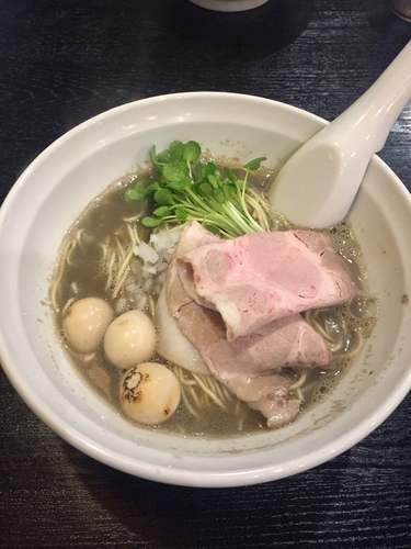 「純煮干そば＋ウズラの炙り味玉」@布施丿貫の写真