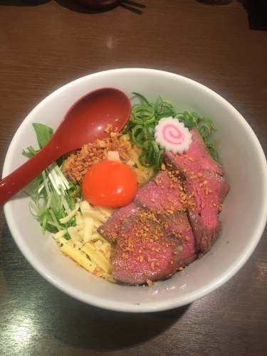 「ローストビーフのガーリックチーズ混ぜそば」@中華そば ひのき屋の写真