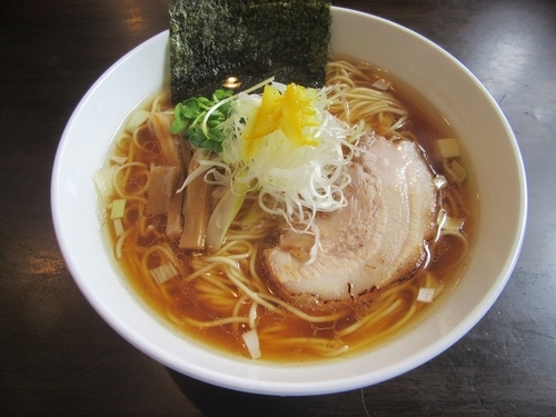 「淡麗醤油そば（７００円）ランチ大盛サービス」@麺匠 ことぶきの写真