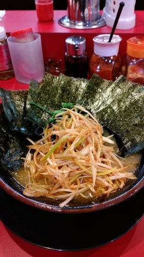 「中盛り　辛ネギ　のり」@家系ラーメン王道 王道之印の写真