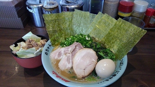「円満家スペシャル 中盛り」@横浜家系ラーメン 円満家 大塚店の写真