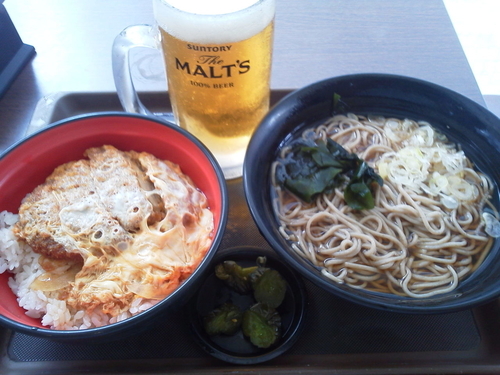 「かつ丼セット720＋生ビール420＝1140円」@名代 富士そば 品川店の写真