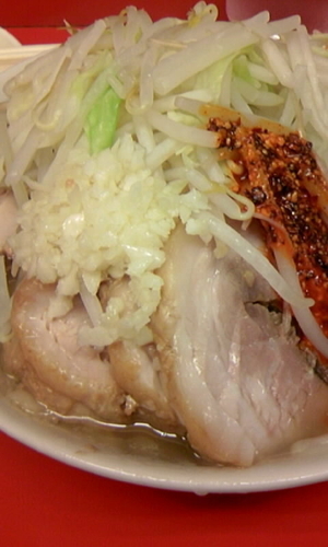 「小豚＋生たまご＋辛味」@ラーメン二郎 千住大橋駅前店の写真