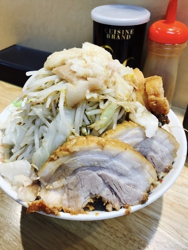 「小ラーメン豚4枚（¥850）（ヤサイマシマシニンニクスコシアブラ」@ラーメン 登良治郎の写真