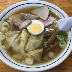 ワンタンメン  750円