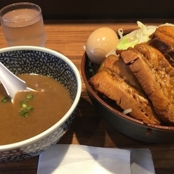 つけ麺並+豚2枚+味玉+野菜まし+ニンニクまし