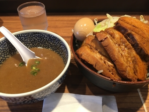 「つけ麺並+豚2枚+味玉+野菜まし+ニンニクまし」@ラーメン燈郎の写真