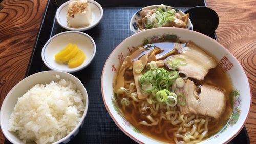 「ラーメン定食（もつ煮込み）830円」@すがい食堂 太田店の写真