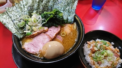 「焼き肩ロースチャーシュー麺+のり+半賄い飯」@家系ラーメン とらきち家の写真