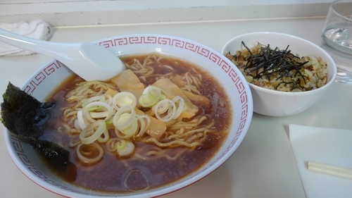 「ラーメン(醤油)250円 + ミニチャーハン130円」@フォーラムめんの写真