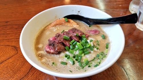 「牛ハラミ煮干し豚骨」@麺屋CHIKUWAの写真