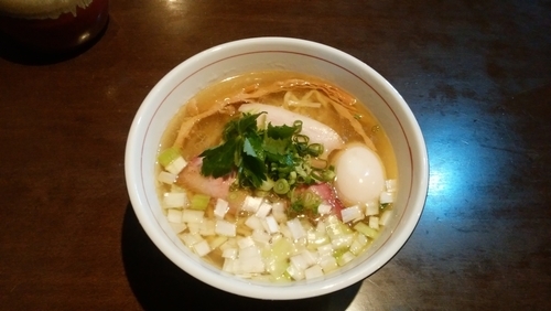 「味玉地鶏中華そば(塩)大盛・手もみ平打ち麺」@麺や 虎徹の写真