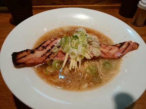「厚切りベーコンをのせた生姜ラーメン＋ライス」@寿製麺よしかわ 川越店の写真