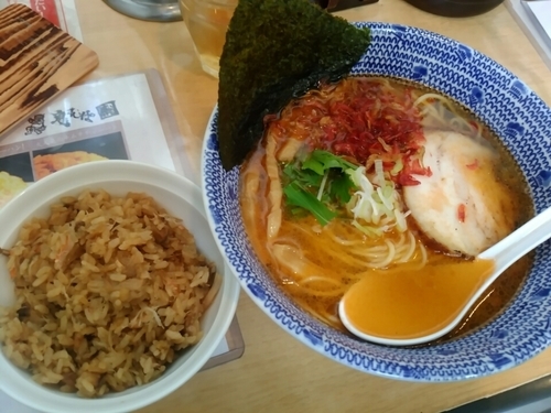 「海老塩らぁめん＋紅ｽﾞﾜｲｶﾞﾆの炊き込みご飯ｾｯﾄ1000」@鬼そば 藤谷の写真
