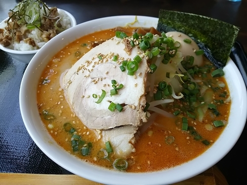 「ごま味噌らーめん　＋得セット（ミニ小豚丼、煮玉子）」@本節鰹だしらぁめん めん組 松本店の写真