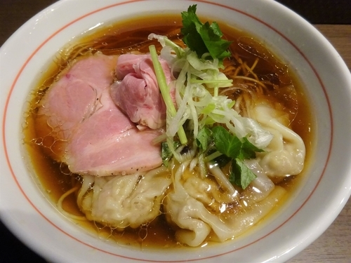 「ラーメン黒 750円 ＋ ワンタン 150円」@八咫烏の写真