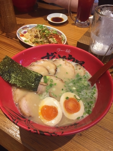 「チャーシュー麺トッピング味玉」@ラー麺ずんどう屋 新宿歌舞伎町店の写真