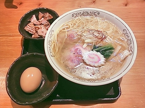 「塩そば（味玉・豚ほぐし）＋白ごはん」@中華そば 勝本の写真