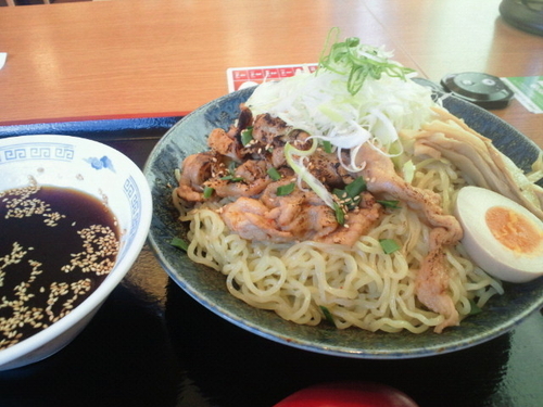 「肉盛り冷やしつけ麺（２玉） 702円」@大志軒 福島泉店の写真