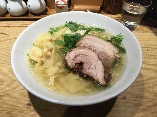 「海老ワンタン入り塩らー麺」@横濱元町 本丸亭 横浜店の写真