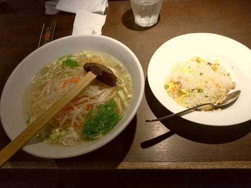 「本日のランチ①(塩もやしラーメン＆五目チャーハン)780円」@上海華龍 ヤマダ電機LABI1高崎店の写真
