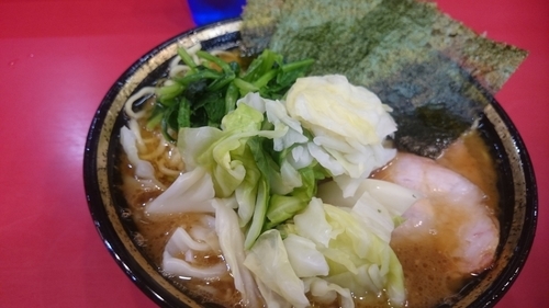 「ラーメン中盛(790円)+キャベツ(70円)」@家系総本山 ラーメン吉村家の写真