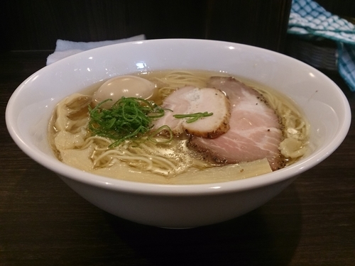 「塩ラーメン+味玉」@かしわぎの写真